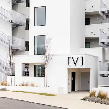 Penthouse River View With Patio And Parking Near Downtown Apartment