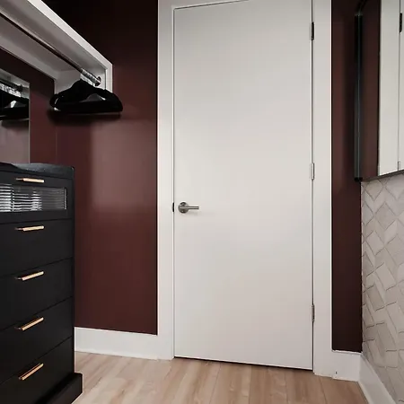 Dreamy With Fireplace, Rooftop, Gym, Parking, Sleeps 5 With King Bed, Sleeper Sofa, Hidden Bunk, Shared Rooftop And Gym, Free Dedicated Parking, Minutes To Broadway, Five Points & Grand Ole Opry, 24 Hr Hospitality