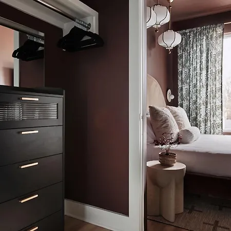 Dreamy With Fireplace, Rooftop, Gym, Parking, Sleeps 5 With King Bed, Sleeper Sofa, Hidden Bunk, Shared Rooftop And Gym, Free Dedicated Parking, Minutes To Broadway, Five Points & Grand Ole Opry, 24 Hr Hospitality Nashville