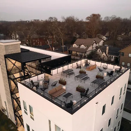 Holiday home Dreamy With Fireplace, Rooftop, Gym, Parking, Sleeps 5 With King Bed, Sleeper Sofa, Hidden Bunk, Shared Rooftop And Gym, Free Dedicated Parking, Minutes To Broadway, Five Points & Grand Ole Opry, 24 Hr Hospitality