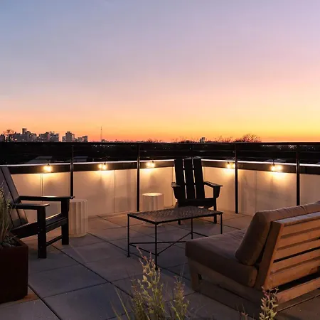 Dreamy With Fireplace, Rooftop, Gym, Parking, Sleeps 5 With King Bed, Sleeper Sofa, Hidden Bunk, Shared Rooftop And Gym, Free Dedicated Parking, Minutes To Broadway, Five Points & Grand Ole Opry, 24 Hr Hospitality Holiday home Nashville