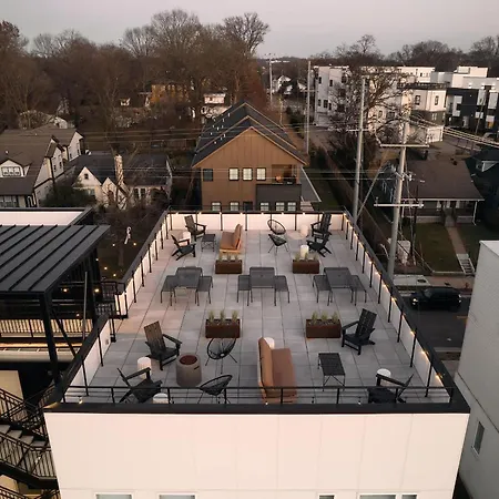 Holiday home Dreamy With Fireplace, Rooftop, Gym, Parking, Sleeps 5 With King Bed, Sleeper Sofa, Hidden Bunk, Shared Rooftop And Gym, Free Dedicated Parking, Minutes To Broadway, Five Points & Grand Ole Opry, 24 Hr Hospitality Nashville