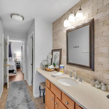 Apartment Nash Riverfront Condo, Sleeps 6, Walk To Broadway *