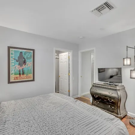Nash Riverfront Condo, Sleeps 6, Walk To Broadway