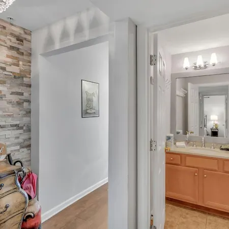 Apartment Nash Riverfront Condo, Sleeps 6, Walk To Broadway