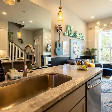 Apartment Heights Townhome With Free Parking & 3 Baths Nashville