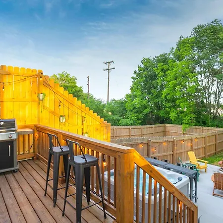Vacation Haven Hot Tub Fire Pit Grill & Arcade Holiday home *