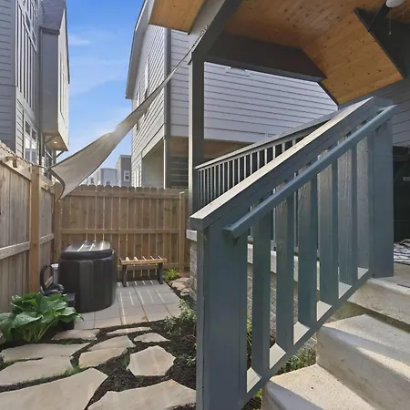 Designer Single Family House-rooftop- Hot Tub Holiday home