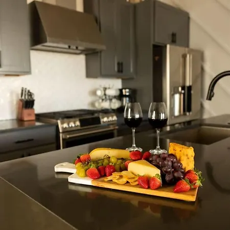 Luxe-broadway Getaway-heart Of Gulch-mins To Broadway Holiday home