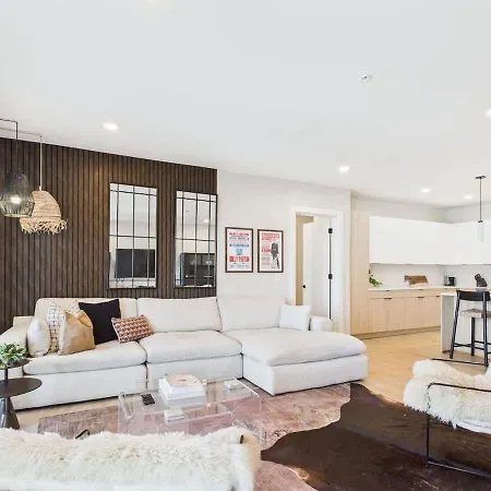 Hyve - Mahogany - Walk To Broadway Holiday home