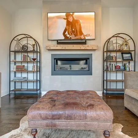 Cultured Coach - Music Row - Mins To Downtown Holiday home *