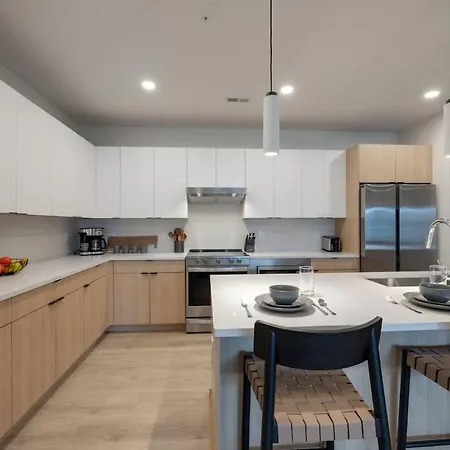Hyve - Mahogany - Walk To Broadway Holiday home *