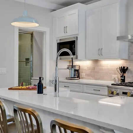 Holiday home Soprano - Private Rooftop - 8 Mins To Broadway