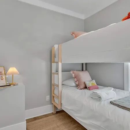 Alto-private Rooftop Deck-8 Mins To Broadway Holiday home *
