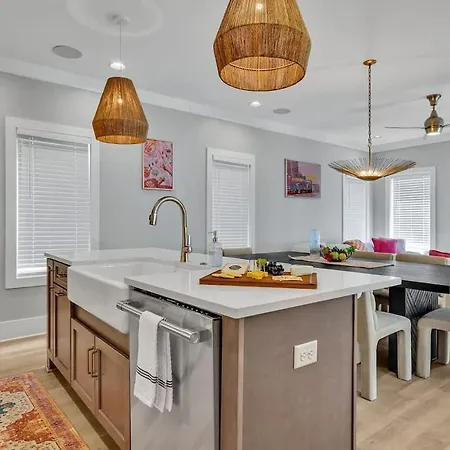 Alto-private Rooftop Deck-8 Mins To Broadway Holiday home *