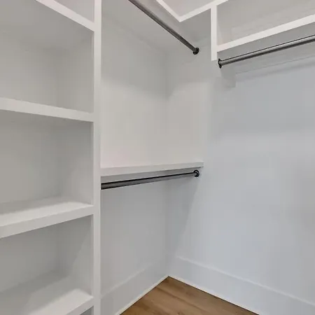 Tenor - Private Rooftop - 8 Mins To Broadway Holiday home *