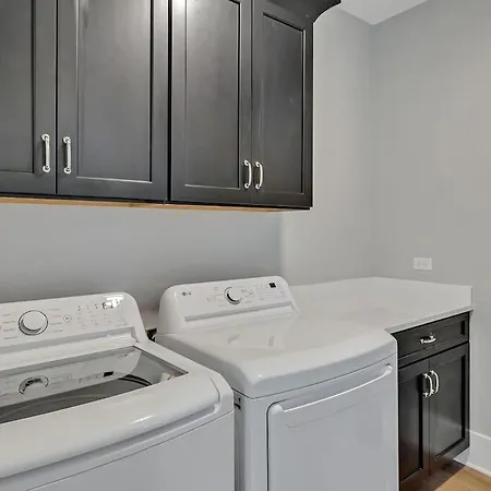 Tenor - Private Rooftop - 8 Mins To Broadway Holiday home *