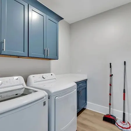 Ensemble-4 Unit Combo-8 Mins To Broadway Holiday home Nashville