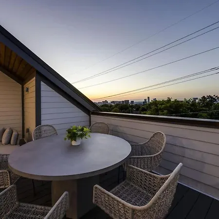 Luxe-elevate-modern Luxury-stunning Views Holiday home