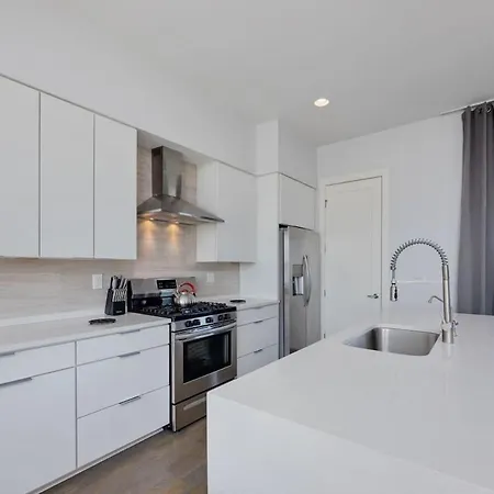 Notes - Sleeps 8 - Mins To Broadway!