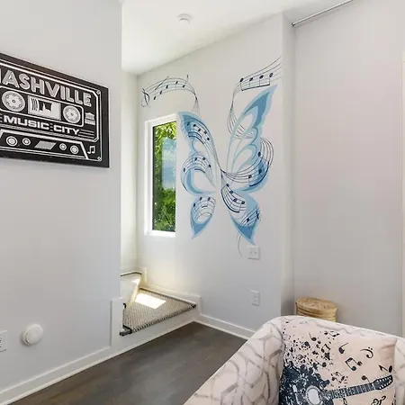 Notes - Sleeps 8 - Mins To Broadway! Holiday home