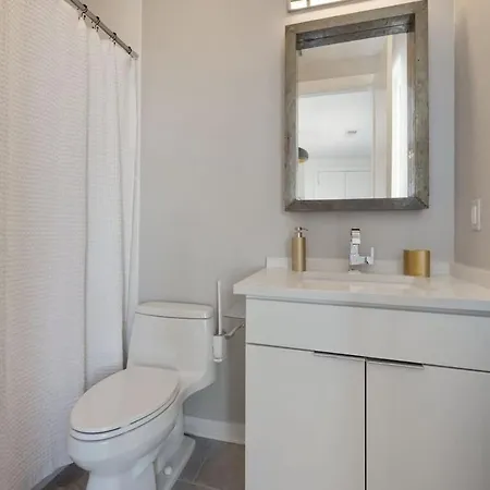 Notes - Sleeps 8 - Mins To Broadway! Holiday home