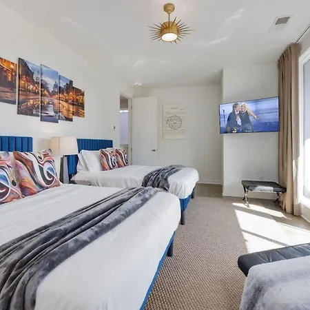 Notes - Sleeps 8 - Mins To Broadway! Holiday home *