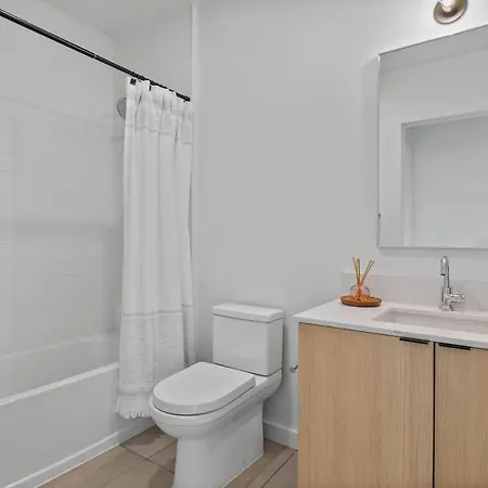 Holiday home Hyve -tropical Peach -walk To Broadway - Pool&gym!