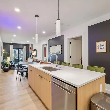 Hyve - Harmony Strum - Walk To Broadway - Pool & Gym Holiday home