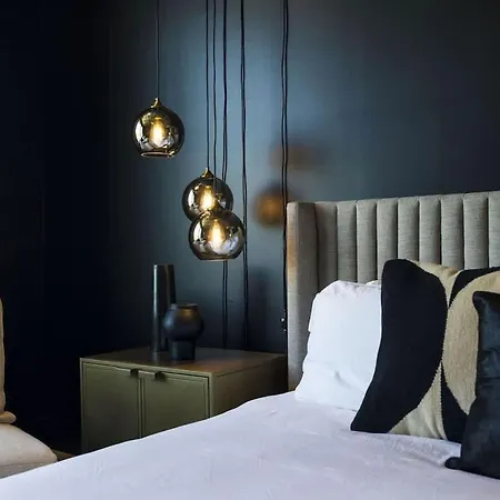 Enchant - Stunning Views - Modern Luxe Holiday home