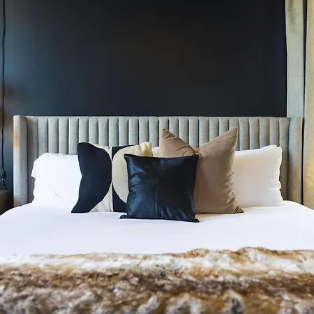 Enchant - Stunning Views - Modern Luxe Holiday home
