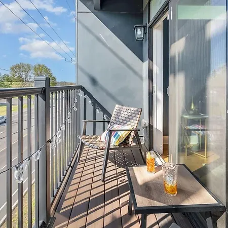 Gallatin Retreat-private Balcony-in East