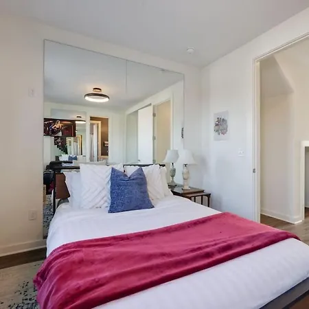 Notes - Sleeps 8 - Mins To Broadway! Holiday home *