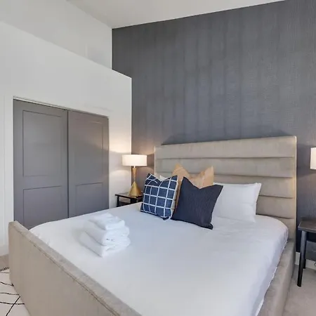 Enchant - Stunning Views - Modern Luxe Holiday home *