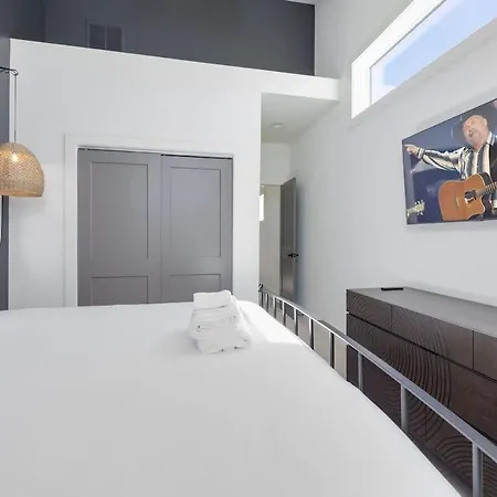Enchant - Stunning Views - Modern Luxe Holiday home Nashville