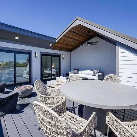 Enchant - Stunning Views - Modern Luxe Holiday home *