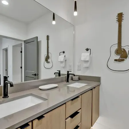 Enchant - Stunning Views - Modern Luxe Holiday home Nashville