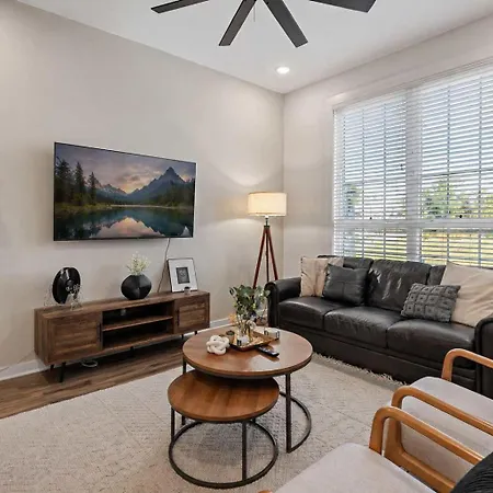 Charmer - Private Rooftop - Sleeps 14 *