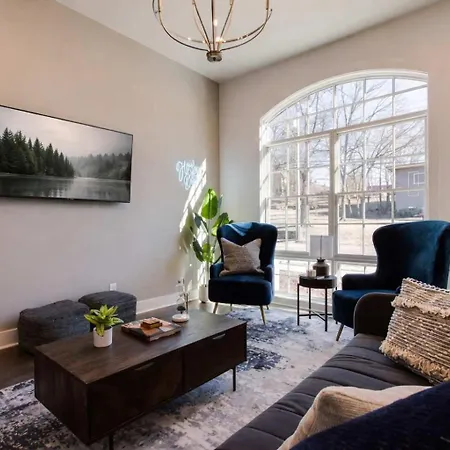 Holiday home West End Dream-private Balcony-6 Mins To Broadway Nashville