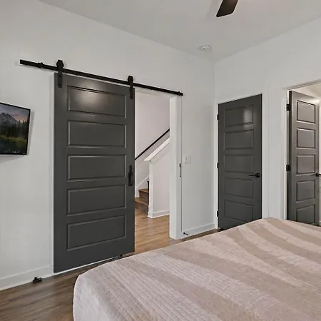 Charmer - Private Rooftop - Sleeps 14 *