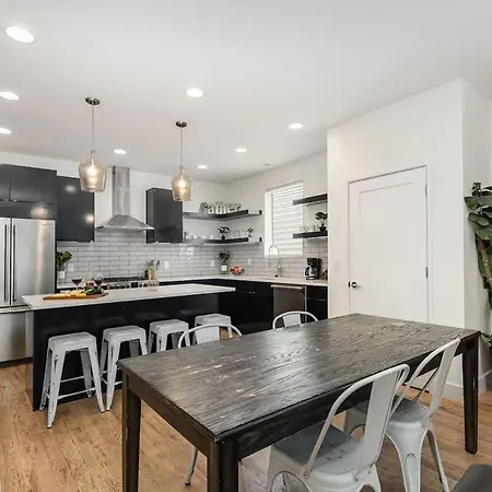 Citrine-private Patio & Balcony-near Germantown Holiday home *
