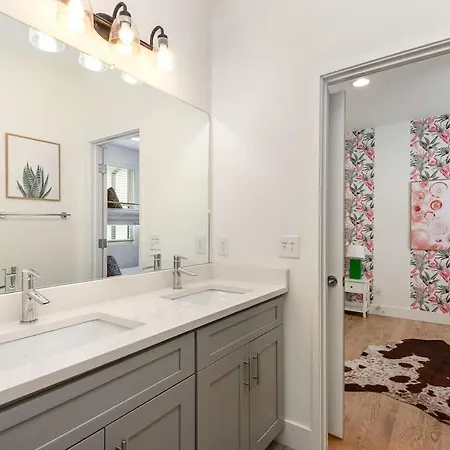 Citrine-private Patio & Balcony-near Germantown Holiday home *