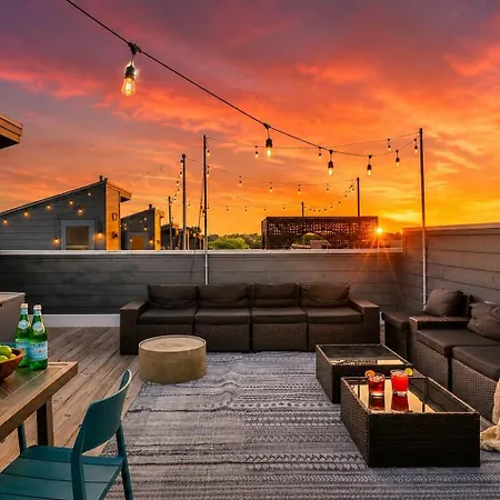 Rooftop Deck 2 Car Garage Near Downtown Holiday home *
