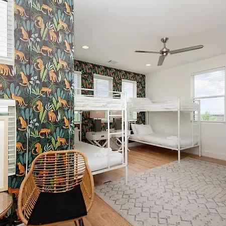 Holiday home Citrine-private Patio & Balcony-near Germantown *