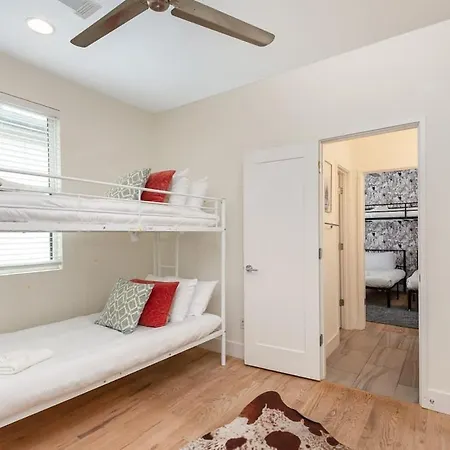 Citrine-private Patio & Balcony-near Germantown Holiday home
