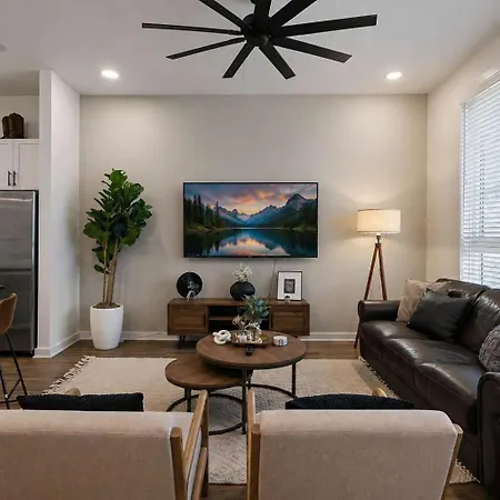 Charmer - Private Rooftop - Sleeps 14