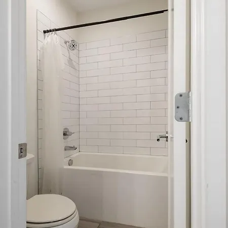 Citrine-private Patio & Balcony-near Germantown Holiday home