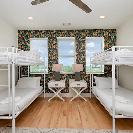 Holiday home Citrine-private Patio & Balcony-near Germantown