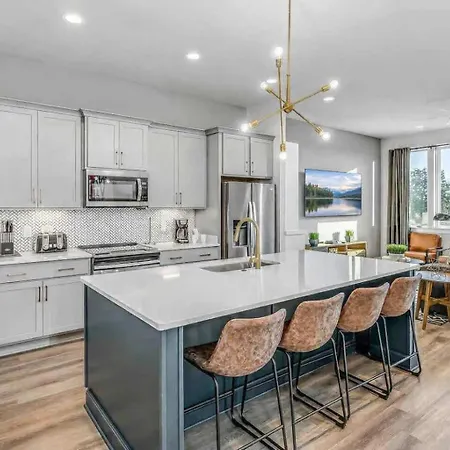 Holiday home 2 Townhomes - Sleeps 24-rooftop Patios