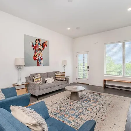 Holiday home Hurst House - 4 Stylish Homes - Mins To Germantown